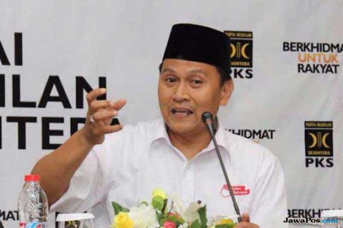 Elite PKS Mardani Ali Sera memerintahkan pada kadernya untuk mengenakan atribut #2019GantiPresiden untuk menyambut tahun baru. - Image