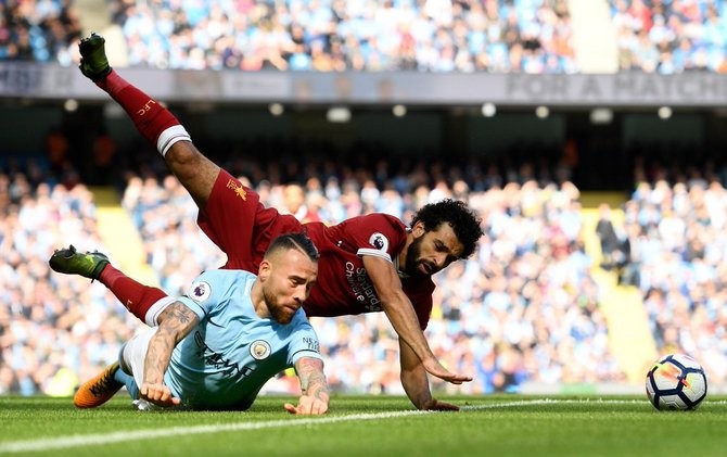 Mohamed Salah (merah) akan menjadi tumpuan utama Liverpool guna membongkar pertahanan Manchester City. - Image
