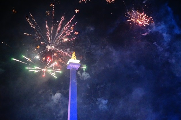 Ratusan kembang api mewarnai malam puncak tahun baru 2018 di Kawasan Monas. - Image