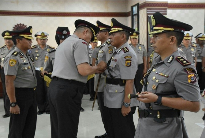 Kepala Kepolisian Daerah (Kapolda) Aceh, Irjen Pol Rio Septinda Djambak melanntik Kapolresta Banda Aceh, AKBP Trisno Riyanto dan Kapolres Sabang AKBP Syahrul di Mapolda Aceh, Jumat (12/01). - Image