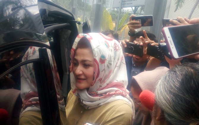 Deisti Astriani Tagor, istri Setya Novanto - Image