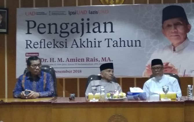 Ketua Dewan Kehormatan Partai Amanat Nasional (PAN) Amien Rais (tengah) di masjid kampus UAD Yogyakarta, Senin (31/12). - Image