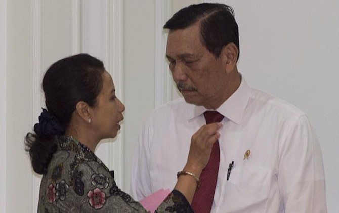 Menteri BUMN Rini Soemarno saat bersama Menko Luhut B Panjaitan - Image