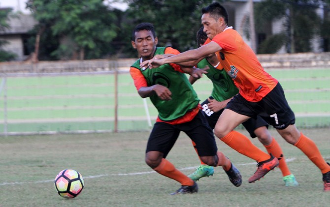 Pemain Persiraja Banda Aceh, Luthfi Fauzi (kiri) mengadang laju Abdul Musawir (kanan) dalam game internal Persriaja yang berlangsung di Stadion H. Dimurthala, Banda Aceh - Image
