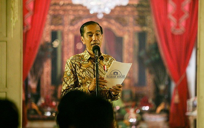 Presiden Joko Widodo kenakan busana batik - Image