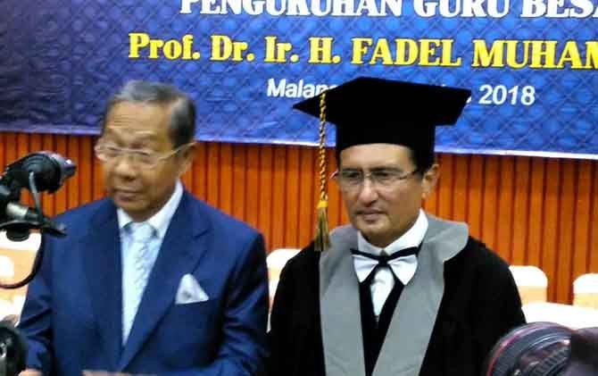 PENGUKUHAN: Anggota DPR RI Fadel Muhammad (kanan) dikukuhkan sebagai guru besar bidang Kewirausahaan Sektor Publik di Fakultas Ilmu Administrasi (FIA) Universitas Brawijaya (UB), Kamis (23/8). - Image