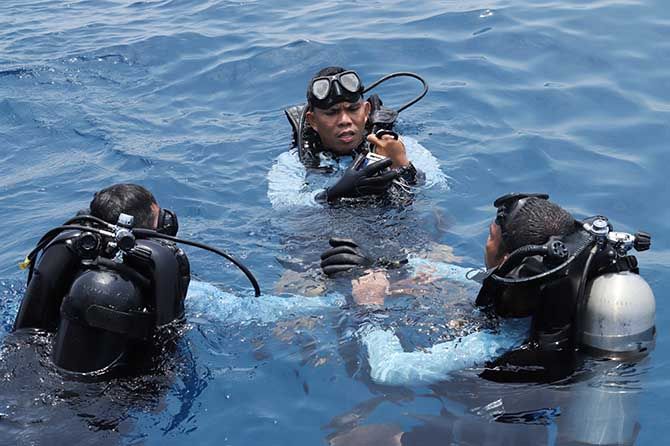 Penyelam Kopaska TNI AL saat berada di tengah laut dalam misi kemanusiaan mencari para korban dan puing Lion Air JT-610. - Image