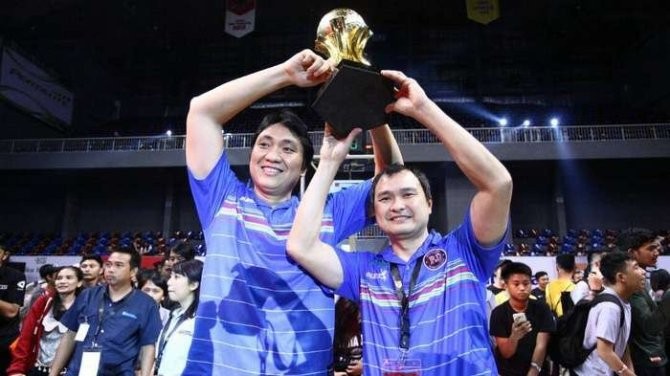 Fictor Gideon Roring (kiri) dan Johannis Winar saat membawa Pelita Jaya juara IBL 2017 - Image