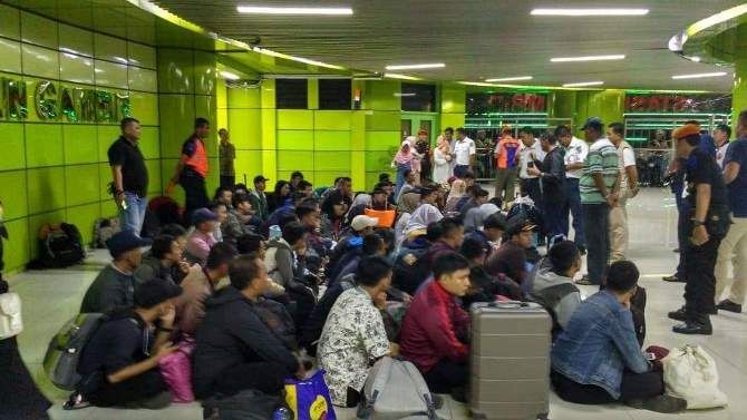 Para korban penipuan lowongan pegawai PT KAI diamankan petugas Stasiun Gambir, Minggu (11/12). - Image