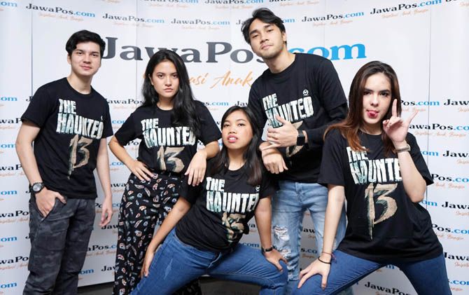 Pemain film 13 The Haunted saat berkunjung ke kantor Jawa Pos, Jakarta, Selasa (10/7). - Image