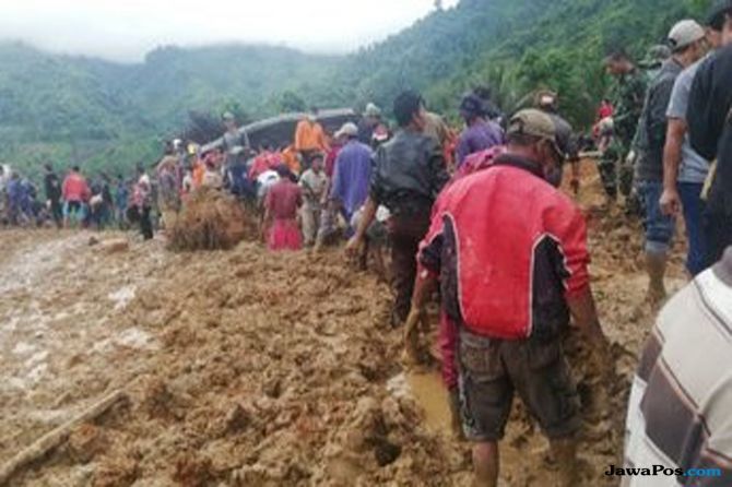 Warga, Tim SAR, dengan dibantu anggota TNI-Polri bahu-membahu mengevakuasi korban longsor di Sukabumi - Image