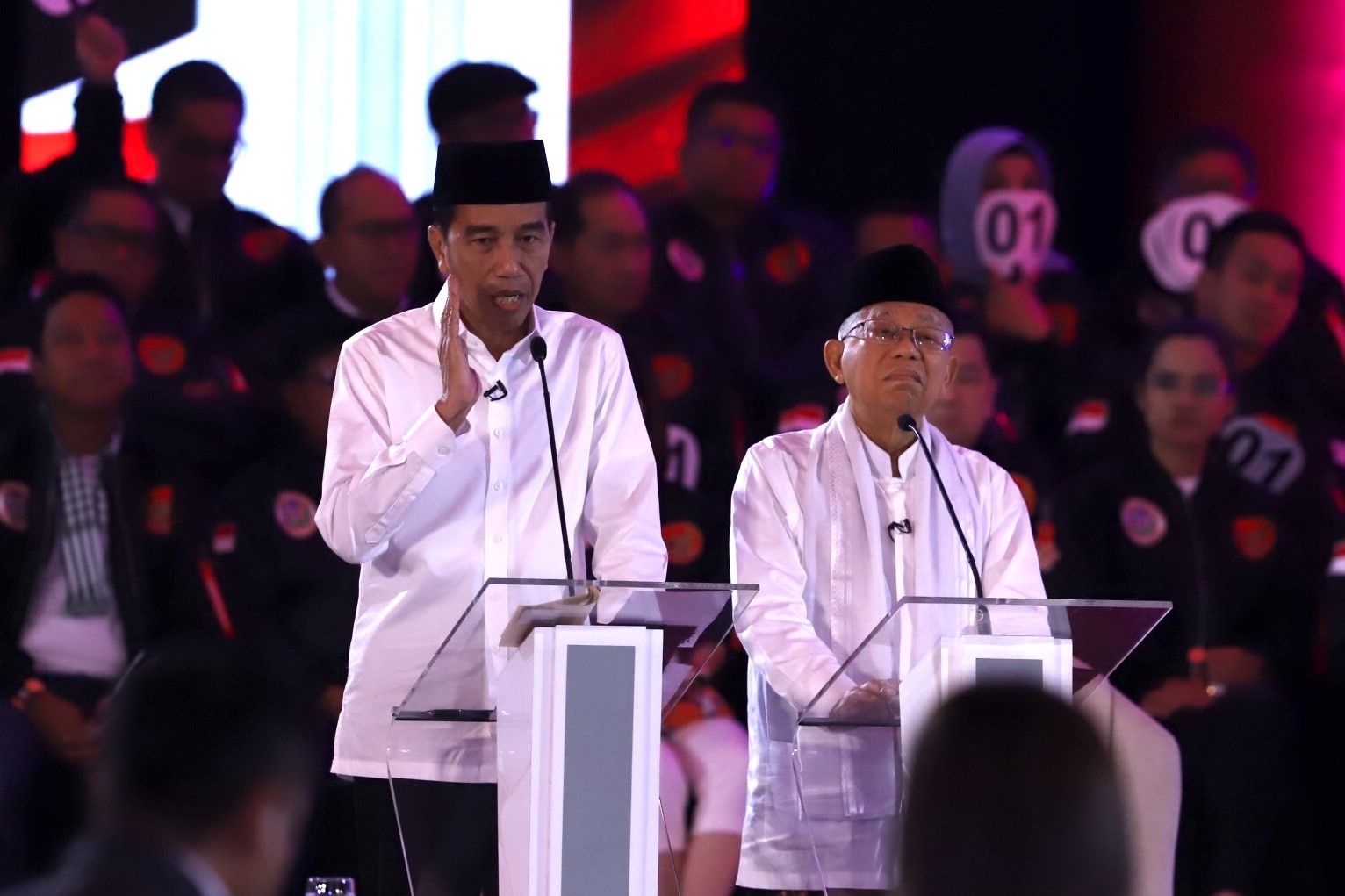 Capres 01 Jokowi dan Cawapres Maruf Amin, saat mengikuti jalannya acara debat capres perdana - Image