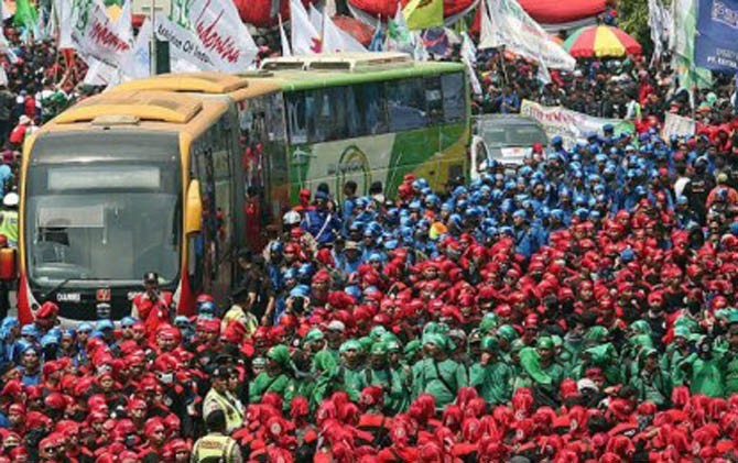 Ada demo buruh saat may day, beberap rute bus Transjakarta dialihkan - Image