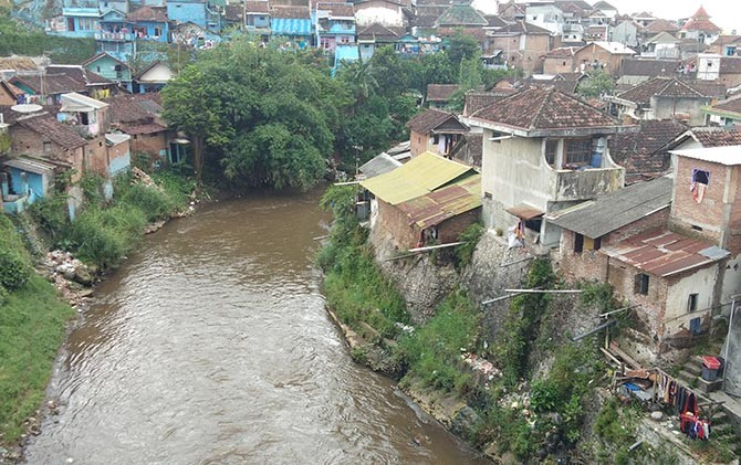 TERCEMAR : Salah satu titik sungai yang terpantau kritis, yakni sungai di kawasan Muharto, Kota Malang. - Image