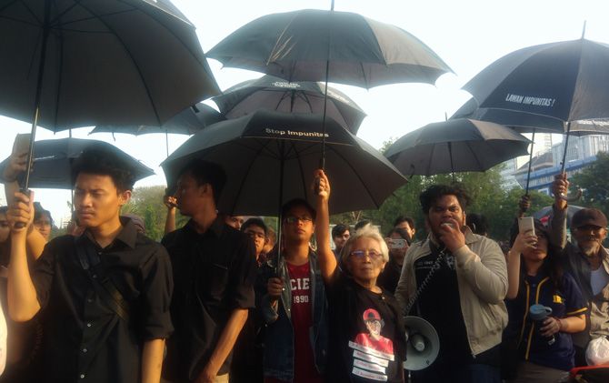 Koordinator Presidium Jaringan Solidaritas Korban untuk Keadilan (JSKK) Maria Katarina Sumarsih (tengah berambut putih), saat melakukan aksi - Image