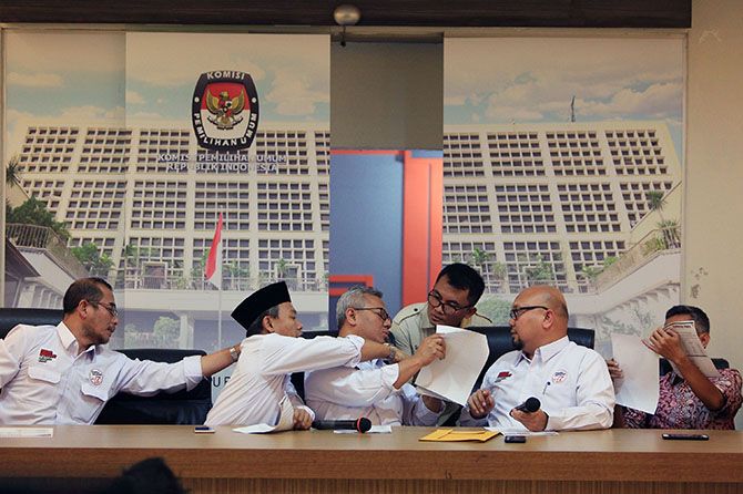 Ketua KPU Arief Budiman (ketiga kiri) didampingi Komisioner KPU Hasyim Asy - Image