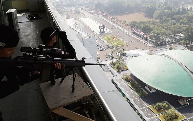 Sniper dari pihak kepolisian sedang bertugas menjaga keamanan di Geudng DPR. - Image