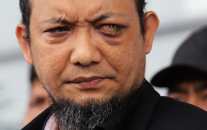 600 hari berlalu, pelaku penyerangan terhadapa penyidik KPK Novel Baswedan masih berkeliaran. Jokowi pun dianggap tak berdaya. - Image