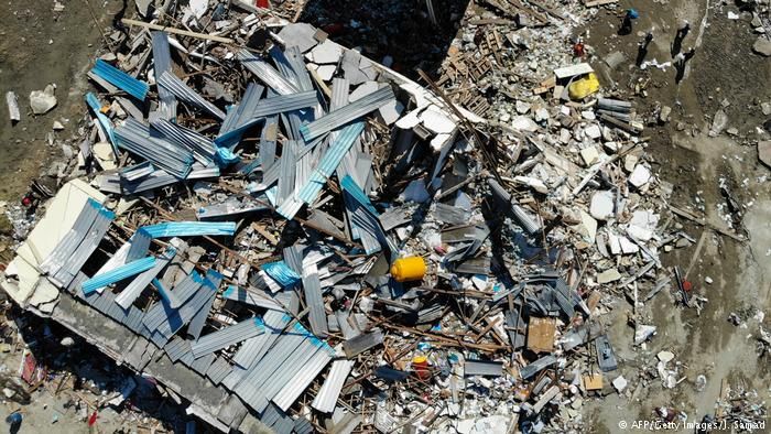 Warga Korsel tersebut bernama Dongjin Lee dan berprofesi sebagai atlet paralayang. Dia dinyatakan hilang bersama 6 atlet paralayang Indonesia saat gempa berkekuatan 7,4 skala richter yang disertai Tsunami menggoyang Palu - Image