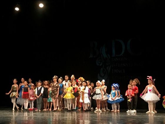 700 penari meriahkan 700 Penari Ikuti Bandung International Dance Competition (BIDC) di Dago Tea House, Bandung. - Image