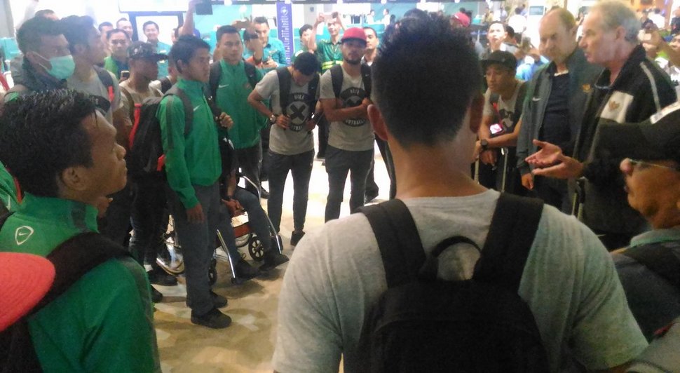 Andik Vermansah ikut rombongan Timnas Indonesia menuju Thailand dengan menggunakan kursi roda. - Image