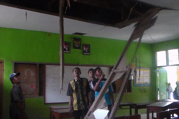 Diduga lapuk dimakan usia, plafon ruang kelas II SDN Sumurwedi, runtuh dan membuat shock puluhan siswa yang sedang mengikuti KBM. - Image