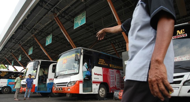 NGANTRI: Para penumpang bus yang naik dari Terminal Purabaya harus sabar menunggu diberangkatkan. Biasanya bus baru berangkat setelah penumpang penuh. - Image