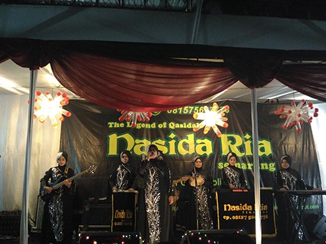 Nasida Ria saat tampil di Gudang Sarinah, Pancoran, Jakarta Selatan, Sabtu (24/12) malam. - Image