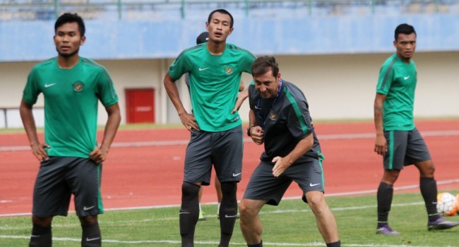 Pikal saat memberi instruksi ke pemain timnas - Image