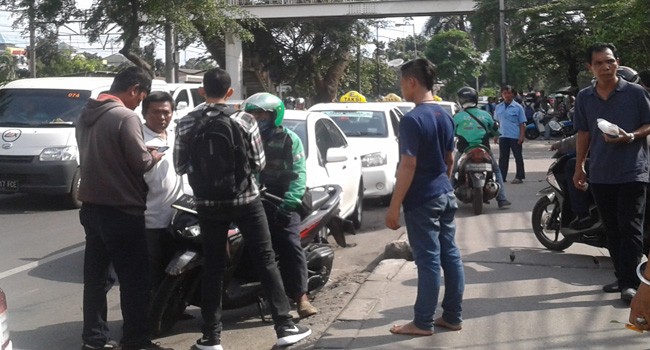 Ojek pangkalan ribut dengan ojek online - Image