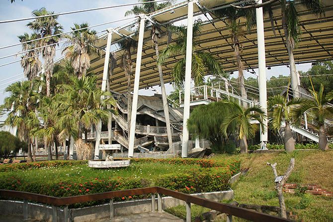 OBJEK WISATA: Seorang pengunjung menyaksikan atap sekolah yang runtuh dari jembatan yang dibangun di atas reruntuhan. - Image