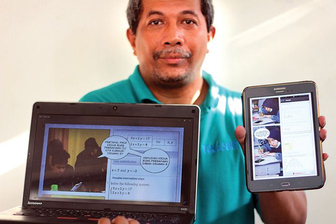 INOVASI MENGAJAR: Abdul Karim menunjukkan komik setrip. - Image