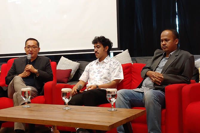 President Director Acer Indonesia Herbet Ang (kiri) bersama Direktur Riset Frontier Group (kanan) di jumpa pers Acer di Jakarta, Jumat (18/1). - Image