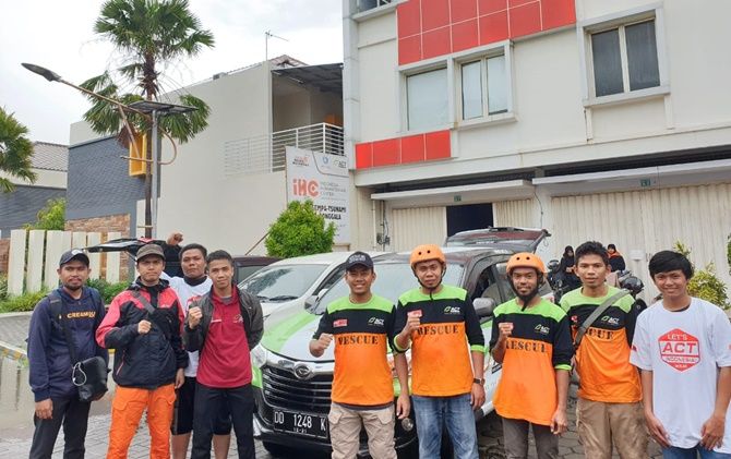 im ER ACT-MRI Sulsel dikirim, untuk membantu korban banjir di Dusun Pacciro, Kelurahan Takkalasi, Kecamatan Balusu, Barru, Jumat (28/12). - Image