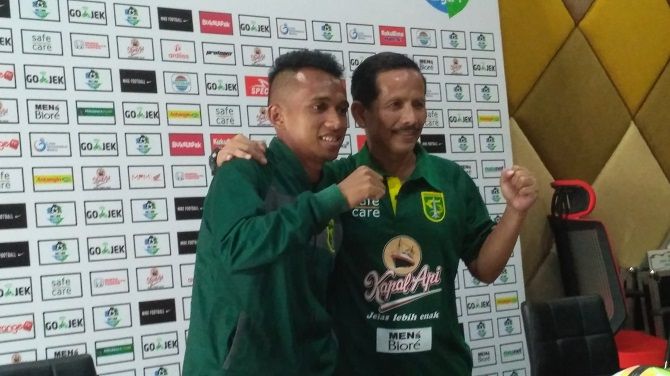 Djadjang Nurdjaman telah melakukan sejumlah perbaikan di lini belakang Persebaya. - Image