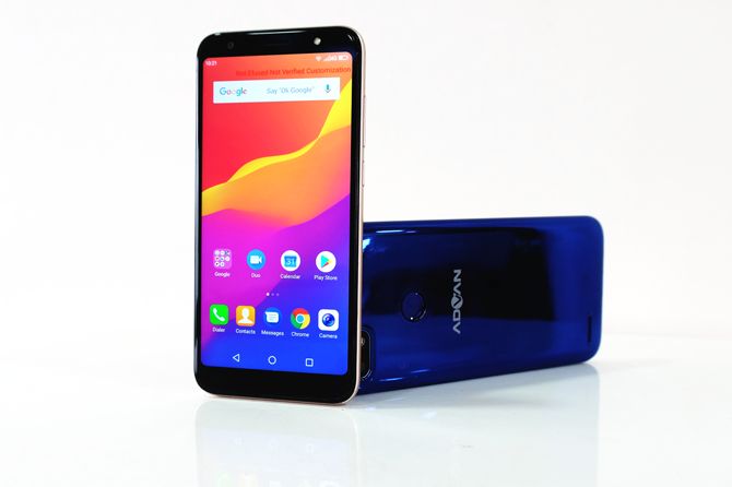 Smartphone Advan i6A. Advan i6A mengusung desain body berkilauan yang dikatakan sebagai penantang Xiaomi Redmi 6A. - Image