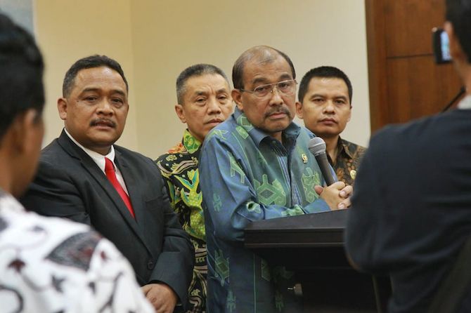 Wakil Ketua DPD Nono Sampono dalam jumpa pers di gedung parlemen, Jakarta, Rabu (19/9) malam meinta agar KPU mematuhi putusan MK soal pencalegan DPD yang sempat berpolemik. - Image