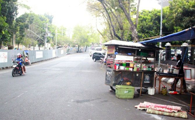 Pedagang kaki lima (PKL) yang berjualan di kawasan Taman Indonesia Kaya, Jalan Menteri Supeno, Kota Semarang. - Image
