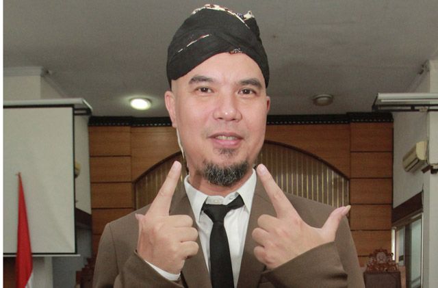 Kubu Ahmad Dhani menyebut perlakuan Polda Jatim terhadap kasusnya berlebihan, mulai dari pencegahan ke luar negeri sampai penggeledahan. Dhani mengatakan tidak ada penggeledahan di rumahnya. - Image