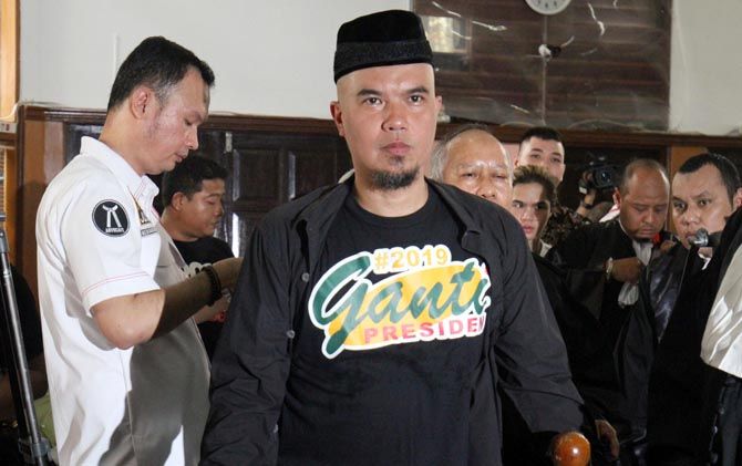 Ahmad Dhani ketika mengenakan kaos #2019gantipresiden - Image