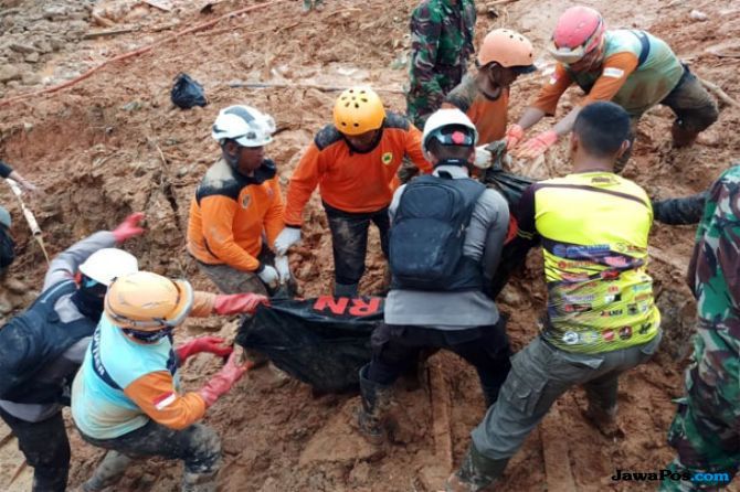 Tim Sar gabungan saat bersama-sama melakukan evakuasi korban tanah longsor Sukabumi, JawaBarat. - Image