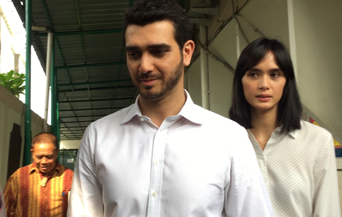 Renata Kusmanto setia mendampingi Fachri Albar menghadapi sidang di Pengadilan Negeri Jakarta Selatan. - Image