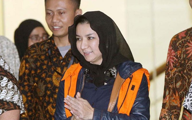 Bupati Kutai Kartanegara (Kukar) Rita Widyasari mengenakan rompi oranye usai menjalani pemeriksaan perdana Gedung KPK, Jakarta, Jumat (06/10. Rita ditahan di Rumah Tahanan cabang KPK di Kavling K4 gedung KPK - Image