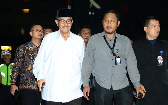 Bupati Bandung Barat Abu Bakar saat datang ke Gedung KPK Rabu (11/4) malam - Image