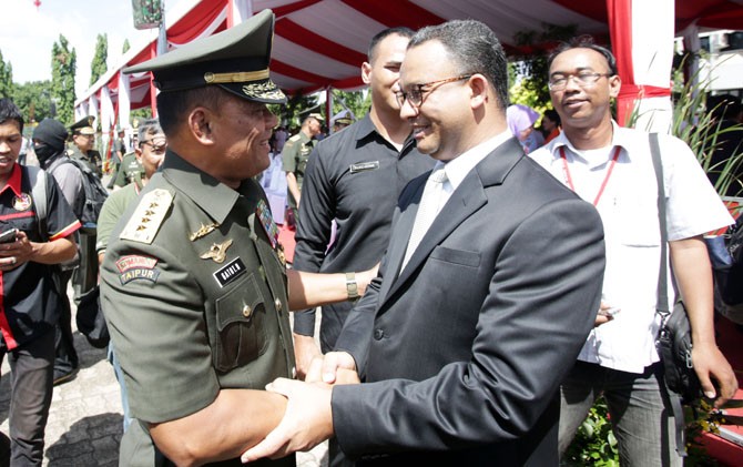 Mantan Panglima TNI Jenderal (purn) Gatot Nurmantyo ketika bersama Gubernur DKI Jakarta Anies Baswedan. - Image