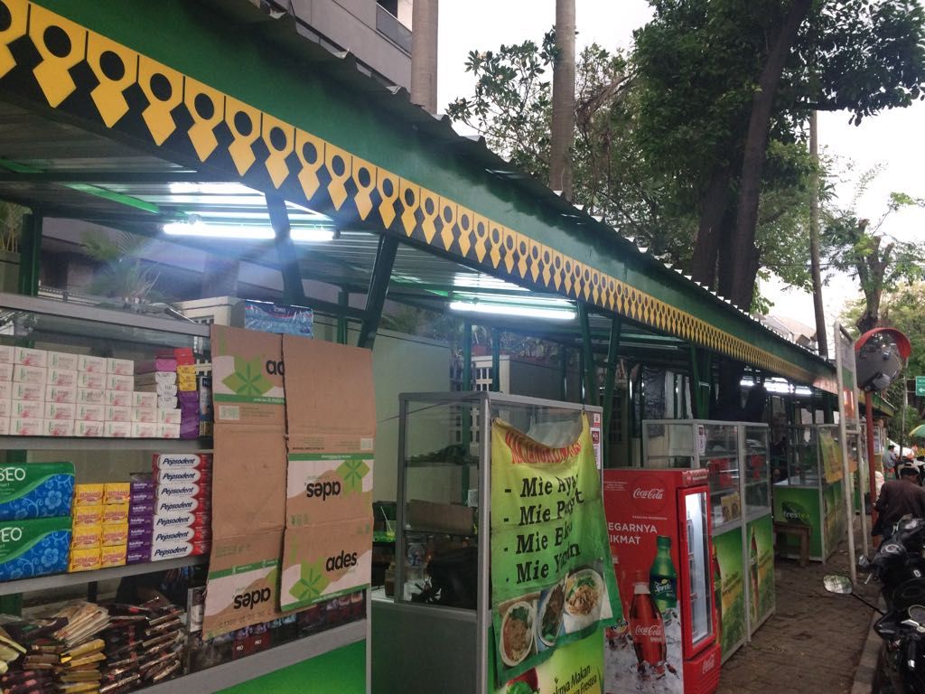 PKL berjualan di atas trotoar di Jalan Setiabudi Tengah. - Image