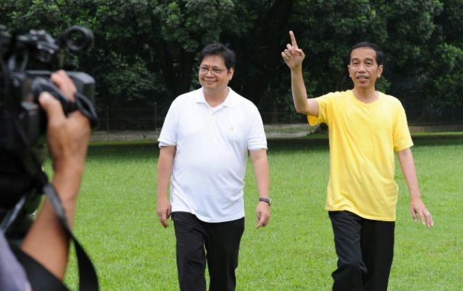 Presiden RI Joko Widodo bersama Ketua Umum Partai Golkar Airlangga Hartarto menyempatkan diri olahraga di Istana Bogor, Sabtu (24/3). - Image