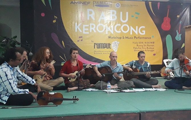 Hannah Standiford dan personil lainnya saat memainkan lagu Walang Kekek. - Image