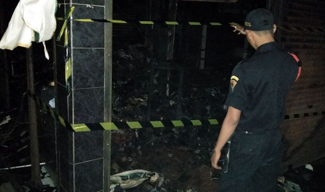 LUDES: Sebuah toko elektronik di Pasar Besar Kota Malang ludes terbakar, Jumat (20/7). - Image