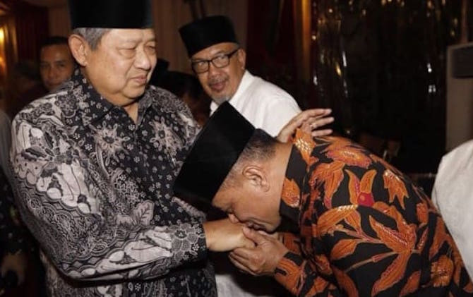 Mantan Panglima TNI Gatot Nurmantyo saat mencium tangan Ketua Umum Demokrat Susilo Bambang Yudhoyono (SBY) jelang buka bersama di Rumah Chairul Tanjung. - Image